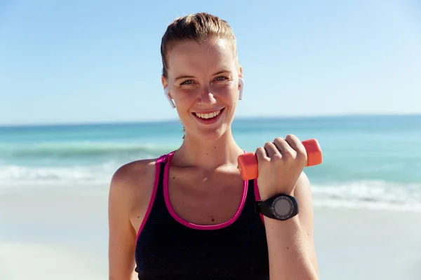 Portrait Caucasian Woman Wearing Sports Clothes Enjoying Time Beach Sunny — Stock Photo, Image