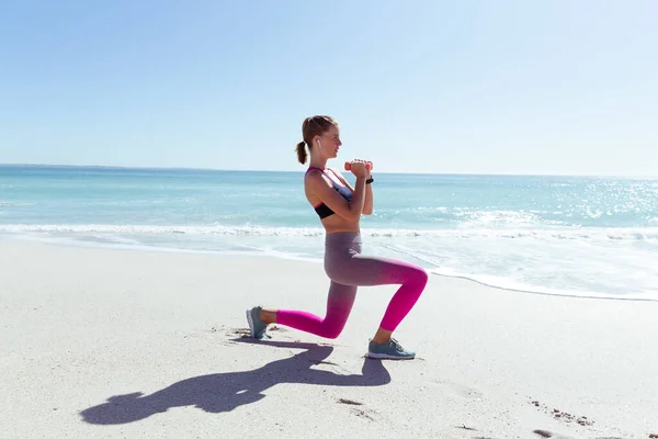 Une Femme Caucasienne Portant Des Vêtements Sport Profitant Temps Plage — Photo