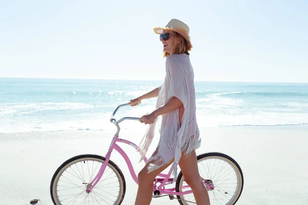 Una Donna Caucasica Indossa Cappello Godendo Del Tempo Spiaggia Una — Foto Stock