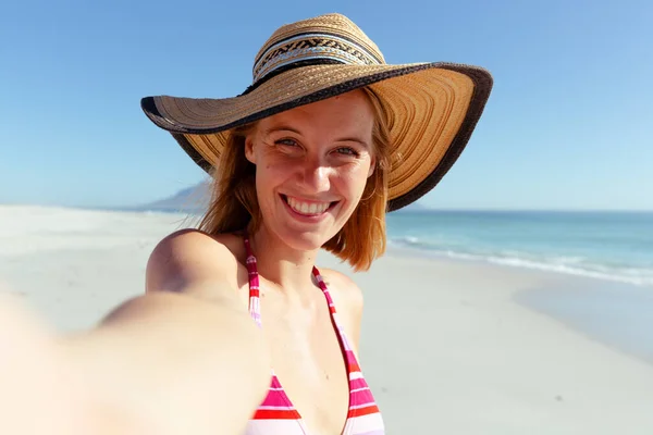 Een Blanke Vrouw Met Hoed Genietend Van Tijd Het Strand — Stockfoto