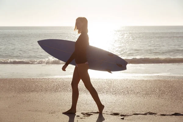 Una Mujer Caucásica Disfrutando Del Tiempo Playa Día Soleado Sosteniendo —  Fotos de Stock