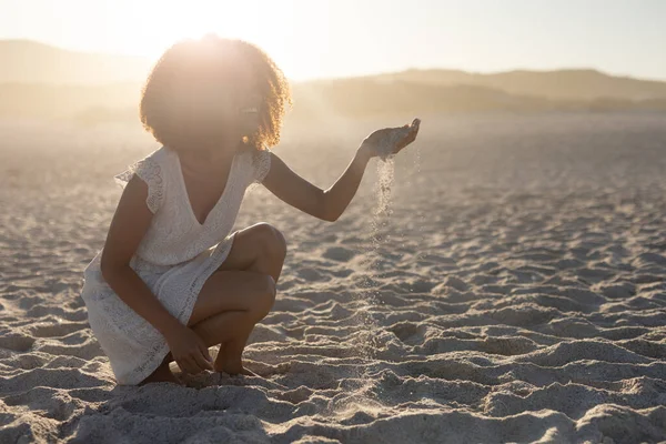 Glad Attraktiv Blandras Kvinna Njuter Fritid Stranden Solig Dag Bär — Stockfoto