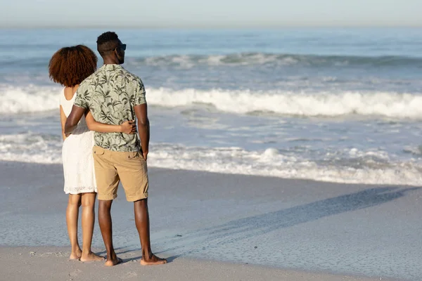 Bakifrån Utsikt Över Blandad Ras Par Njuter Fritid Stranden Solig — Stockfoto