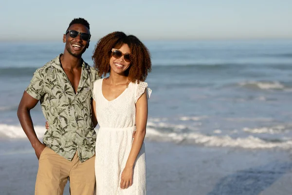 Retrato Una Pareja Razas Mixtas Disfrutando Del Tiempo Libre Playa —  Fotos de Stock