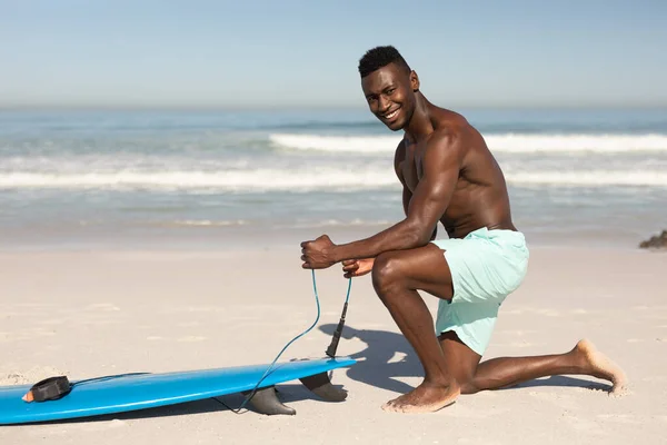 Портрет Афроамериканця Який Насолоджується Вільним Часом Пляжі Сонячний День Посміхається — стокове фото