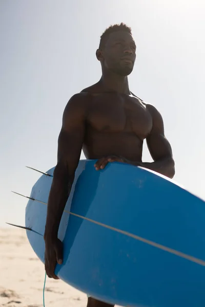 Афроамериканець Який Сонячний День Проводить Вільний Час Пляжі Розважається Серфінг — стокове фото