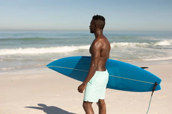 Homem Afro Americano Desfrutando Tempo Livre Praia Dia Ensolarado Divertindo — Fotografia de Stock