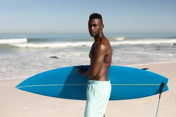 Афроамериканець Який Насолоджується Вільним Часом Пляжі Сонячний День Розважається Серфінг — стокове фото