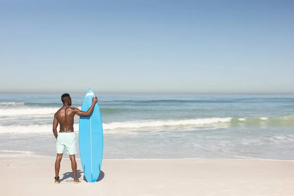 Uma Visão Traseira Homem Afro Americano Desfrutando Tempo Livre Praia — Fotografia de Stock