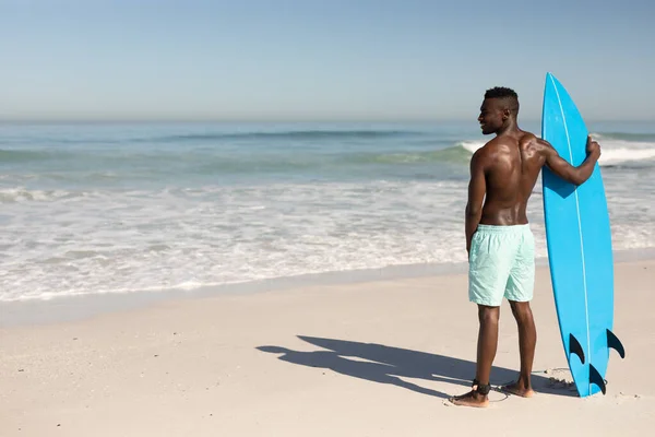 Africano Americano Homem Desfrutando Tempo Livre Praia Dia Ensolarado Sorrindo — Fotografia de Stock