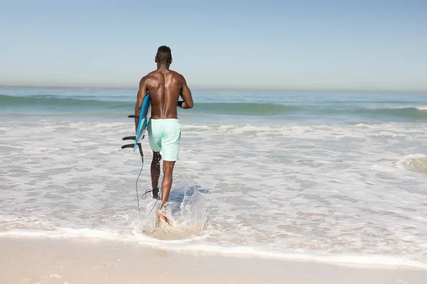 Africano Americano Homem Desfrutando Tempo Livre Praia Dia Ensolarado Sorrindo — Fotografia de Stock