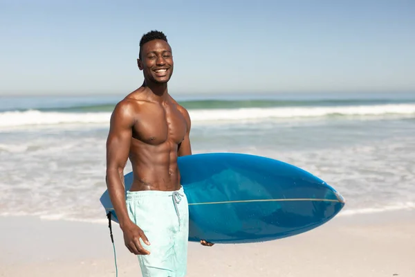 Retrato Homem Afro Americano Desfrutando Tempo Livre Praia Dia Ensolarado — Fotografia de Stock