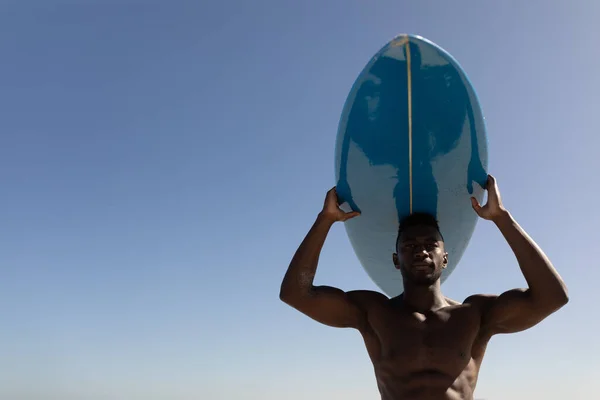 Афроамериканець Проводить Вільний Час Пляжі Сонячний День Розважаючись Несучи Серфінг — стокове фото