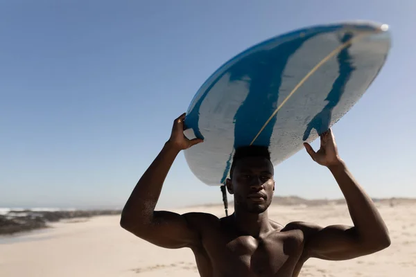 Africano Americano Homem Desfrutando Tempo Livre Praia Dia Ensolarado Divertindo — Fotografia de Stock