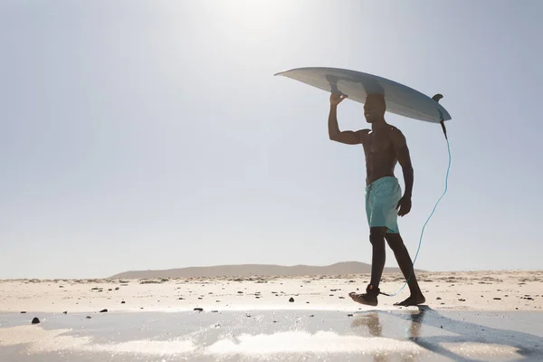 Afroamerikaner Genießt Einem Sonnigen Tag Die Freizeit Strand Hat Spaß — Stockfoto