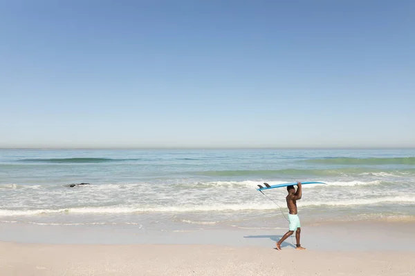아프리카 미국인 해변에서 파도타기 햇살을 받으며 시간을 즐기고 — 스톡 사진