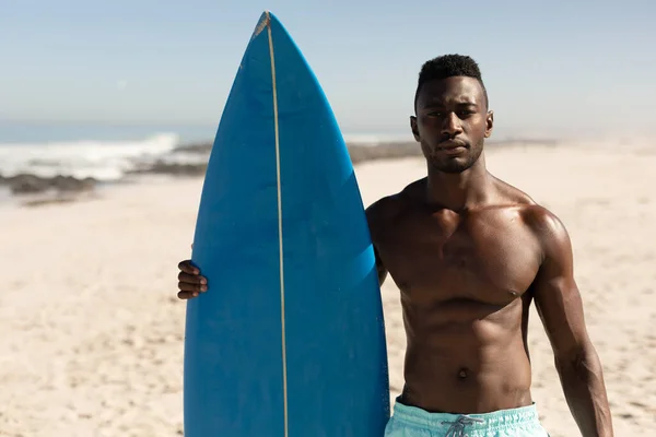 Retrato Homem Afro Americano Desfrutando Tempo Livre Praia Dia Ensolarado — Fotografia de Stock