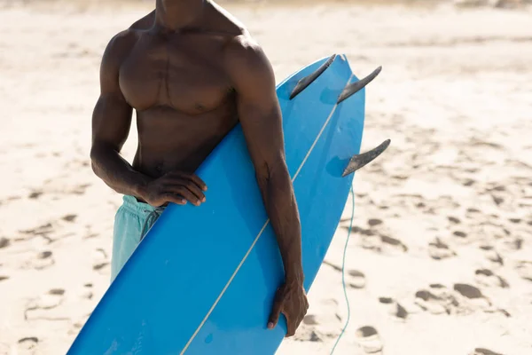 Hombre Afroamericano Disfrutando Del Tiempo Libre Playa Día Soleado Divirtiéndose — Foto de Stock