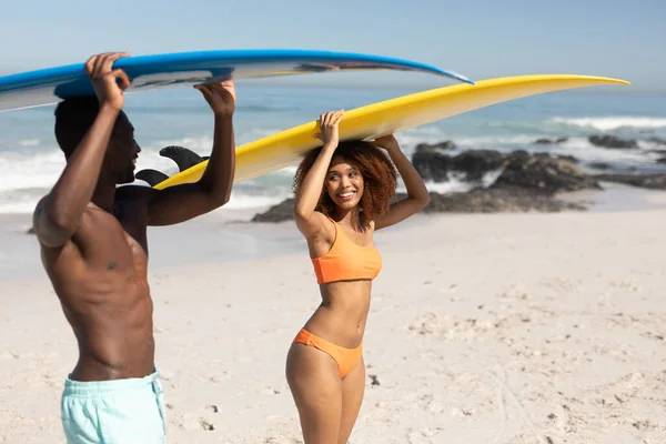 Una Pareja Carreras Mixtas Disfrutando Del Tiempo Libre Playa Día — Foto de Stock