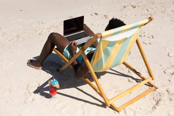 Afrika Kökenli Amerikalı Bir Adam Güneşli Bir Günde Kumsalda Boş — Stok fotoğraf