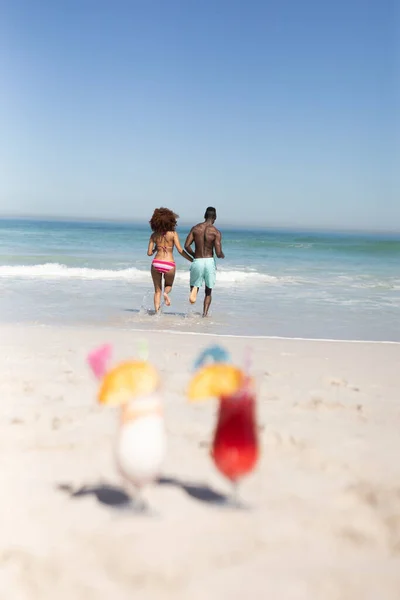 Baksida Blandad Ras Par Njuter Fritid Stranden Solig Dag Tillsammans — Stockfoto