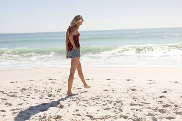 Mujer Caucásica Disfrutando Tiempo Playa Día Soleado Caminando Descalza Con —  Fotos de Stock