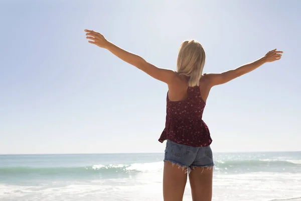 Blanke Vrouw Geniet Van Haar Tijd Het Strand Een Zonnige — Stockfoto