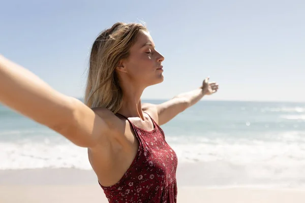 Mujer Caucásica Disfrutando Tiempo Playa Día Soleado Pie Descalza Levantando —  Fotos de Stock