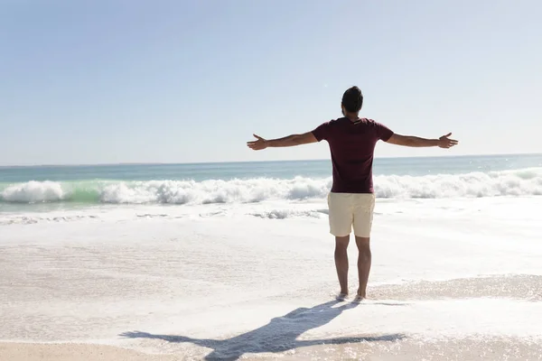 Hombre Raza Mixta Disfrutando Tiempo Playa Día Soleado Pie Descalzo — Foto de Stock