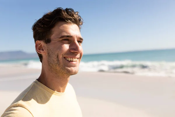 Caucasian Man Enjoying His Time Beach His Friends Sunny Day — Stock Photo, Image