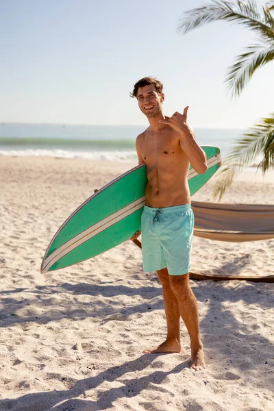 Hombre Caucásico Disfrutando Tiempo Playa Día Soleado Pie Sin Camisa —  Fotos de Stock