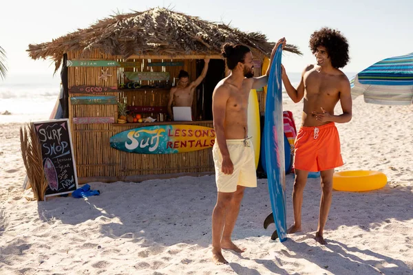 Två Blandade Ras Män Njuter Sin Tid Stranden Med Sina — Stockfoto