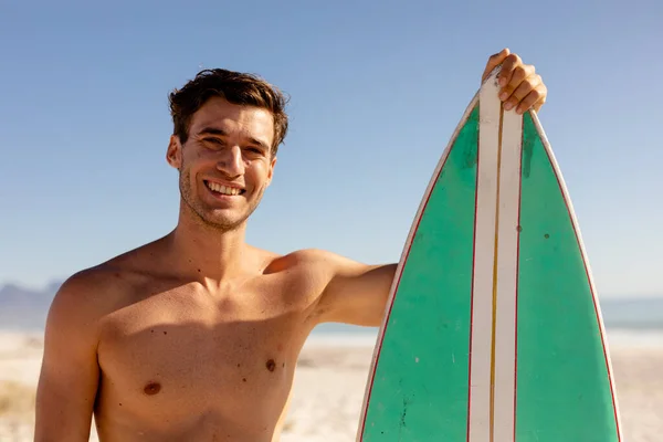 Caucasian Man Enjoying His Time Beach Sunny Day Standing Shirtless — Stock Photo, Image