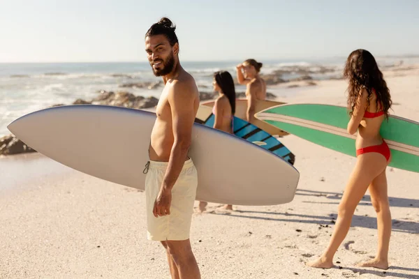 Gruppo Multietnico Amici Che Godono Loro Tempo Insieme Una Spiaggia — Foto Stock