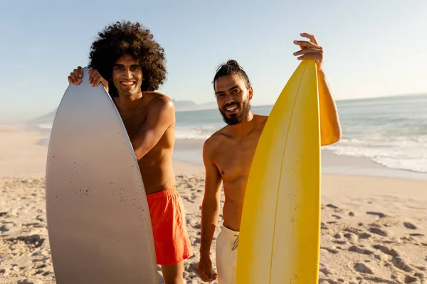 Dois Homens Raça Mista Aproveitando Seu Tempo Praia Dia Ensolarado — Fotografia de Stock