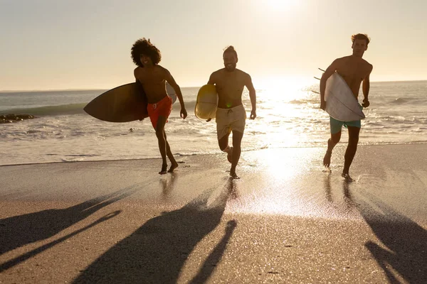 Due Razze Miste Uomo Caucasico Che Godono Loro Tempo Spiaggia — Foto Stock