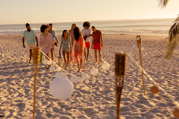 Grupo Multiétnico Amigos Disfrutando Tiempo Juntos Una Playa Día Soleado —  Fotos de Stock