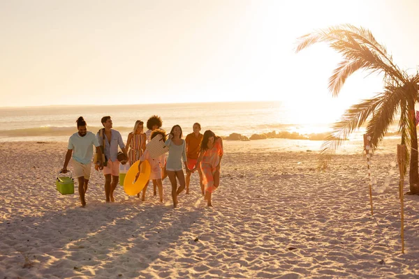 Multietnisk Grupp Vänner Njuter Sin Tid Tillsammans Strand Solig Dag — Stockfoto