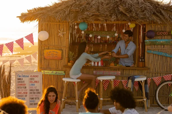 Mujer Raza Mixta Hombre Caucásico Disfrutando Tiempo Una Playa Con — Foto de Stock