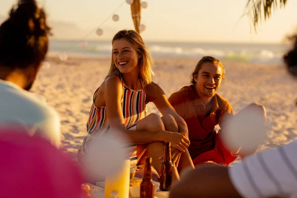 Multietnisk Grupp Vänner Njuter Sin Tid Tillsammans Strand Solig Dag — Stockfoto