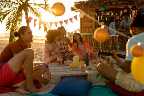 Grupo Multiétnico Personas Disfrutando Tiempo Una Playa Con Sus Amigos —  Fotos de Stock