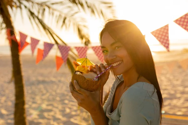 Gemischte Rassenfrau Genießt Ihre Zeit Strand Während Des Sonnenuntergangs Trinkt — Stockfoto