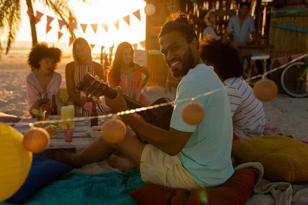 Grupo Multiétnico Personas Disfrutando Tiempo Una Playa Con Sus Amigos — Foto de Stock