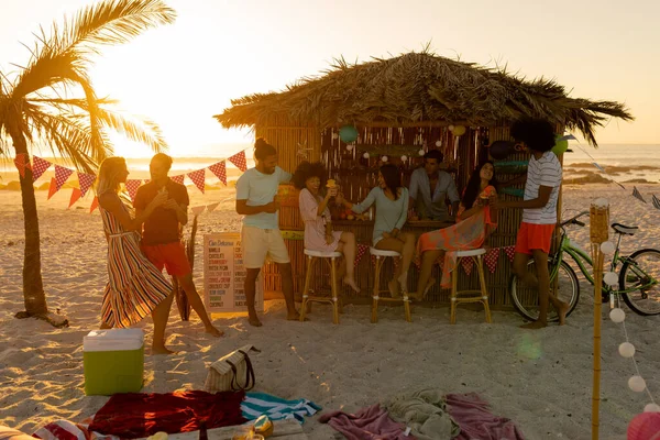 Grupo Multiétnico Amigos Disfrutando Tiempo Juntos Una Playa Atardecer Pie —  Fotos de Stock