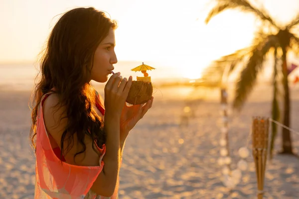 Mujer Raza Mixta Disfrutando Tiempo Una Playa Atardecer Bebiendo Una — Foto de Stock