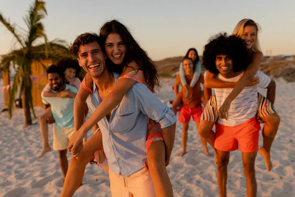 Grupo Multiétnico Amigos Disfrutando Tiempo Juntos Caminando Sobre Arena Los —  Fotos de Stock