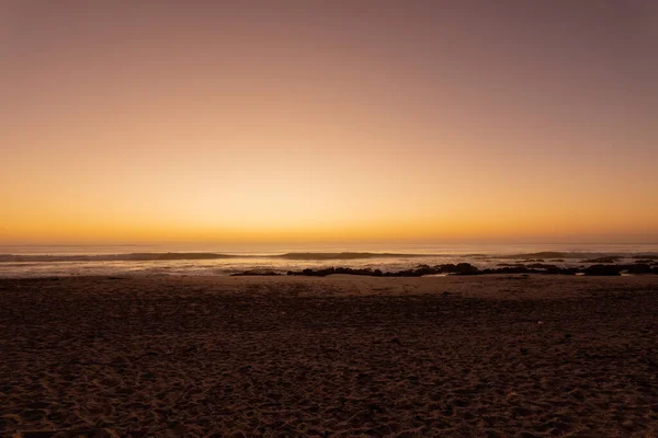 Magnifica Vista Una Spiaggia Durante Tramonto Con Cielo Arancione Rosa — Foto Stock