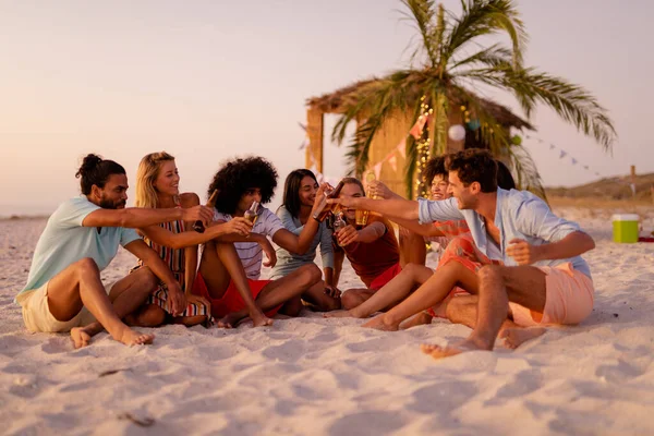 Мультиэтническая Группа Людей Наслаждающихся Временем Пляже Своими Друзьями Время Заката — стоковое фото