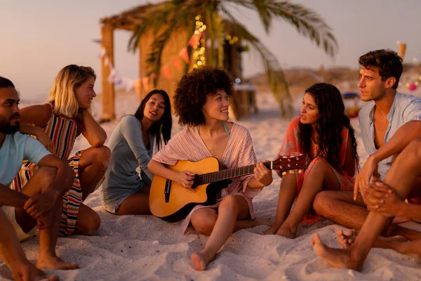 Multietnisk Grupp Människor Njuter Sin Tid Strand Med Sina Vänner — Stockfoto