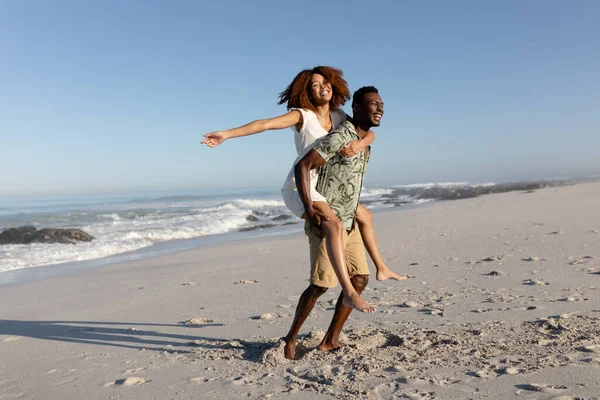 Blandad Ras Par Njuter Fritid Stranden Solig Dag Tillsammans Gris — Stockfoto